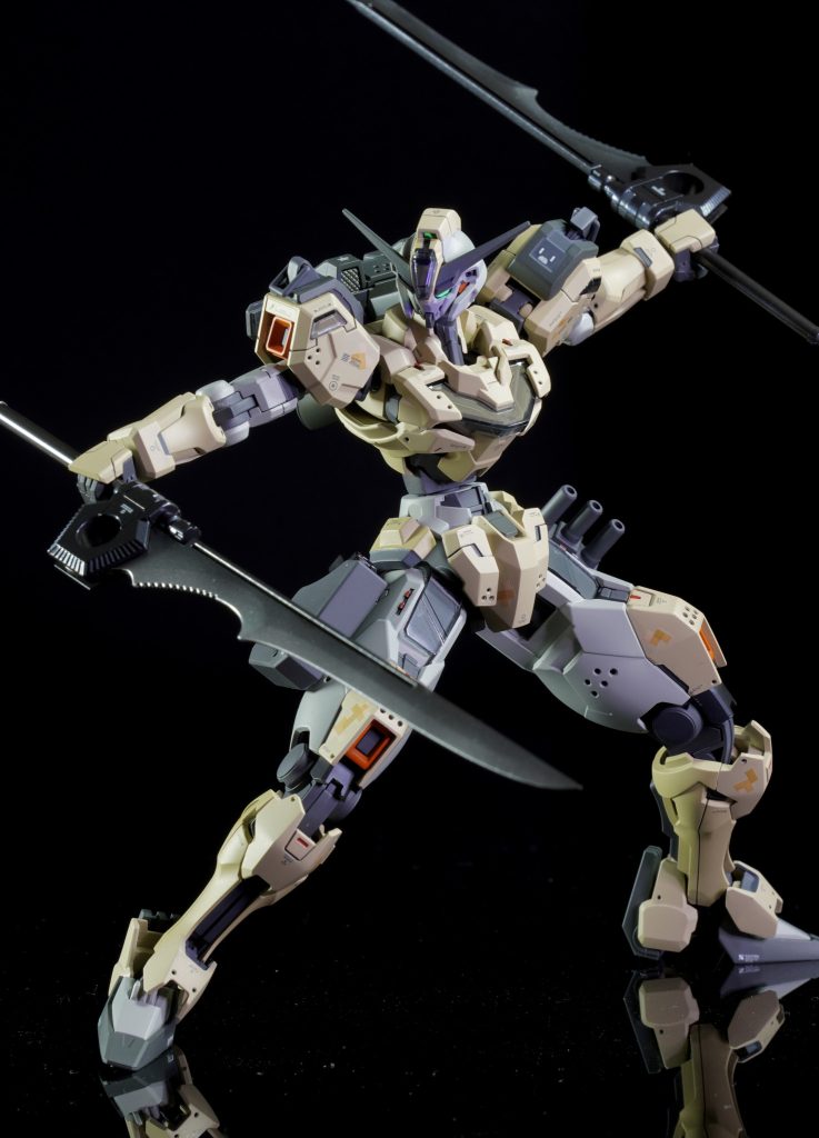 前作とほぼ同じ仕様で工作しております。●ディティール・ブチ穴(合計100カ所弱)思いつくままに穴をあけ+数か所足しております。(オンライン飲み会しながら工作してたら余計なとこまで開けてました、、、w)・センサーディティール0.6㎜のカーバイトでスジボリしてプラ棒を接着胸に2箇所・両モモに2箇所前回制作してさみしい部分にセンサーを足してみましたー試験的に2連センサーのディテール入れてみましたが微妙ですね、・肩フックビット接続用の穴が開いていたのでフックを設置してみました。降下作戦の際などにパラシュートの補助接続やそのほか装備を担架をイメージしてます。脱着ができ、これも規格が同じなので流用が可能となっています。