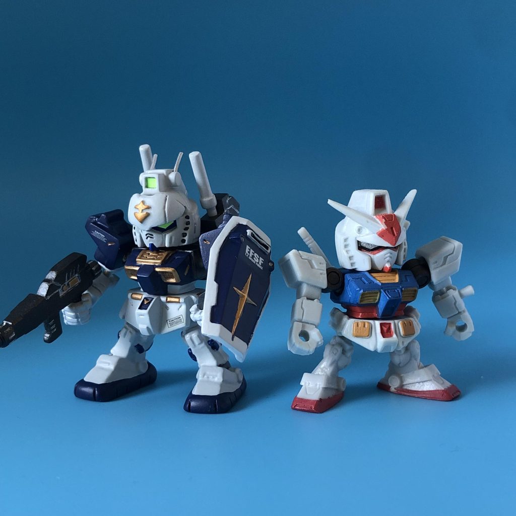素のガンダム（右）と並べて、少し身長が大きくなりました。