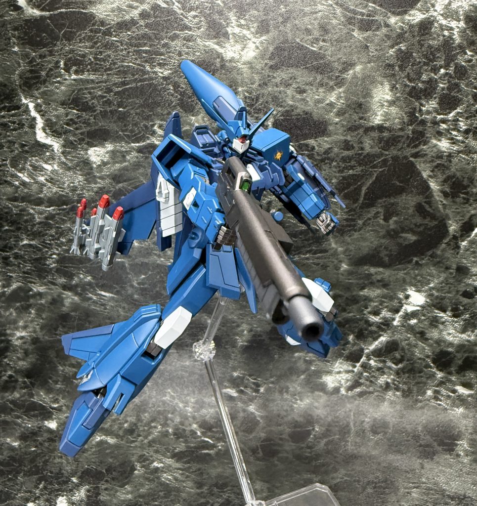 両肩にセンサー類が無いのでリゼルとはカラー配置が違いますが、このカラーリングも結構似合っているかなと。