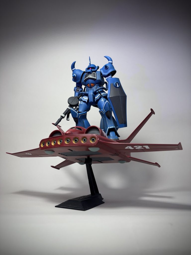 武器が豊富で楽しいのですが、マシンガンを持たせたくて、作りかけのサイコ・ザクから拝借し、ドダイYSに載せました。サーベル持たせたり、ヒートロッドたらしての搭乗は、ドダイYSのパイロットには恐怖だと思うので。これからもデカールはったり、汚したりするとは思うのですが、ひとまずセットで飾れる状態になったのでうれしいです。最後までご覧いただきありがとうございました。 