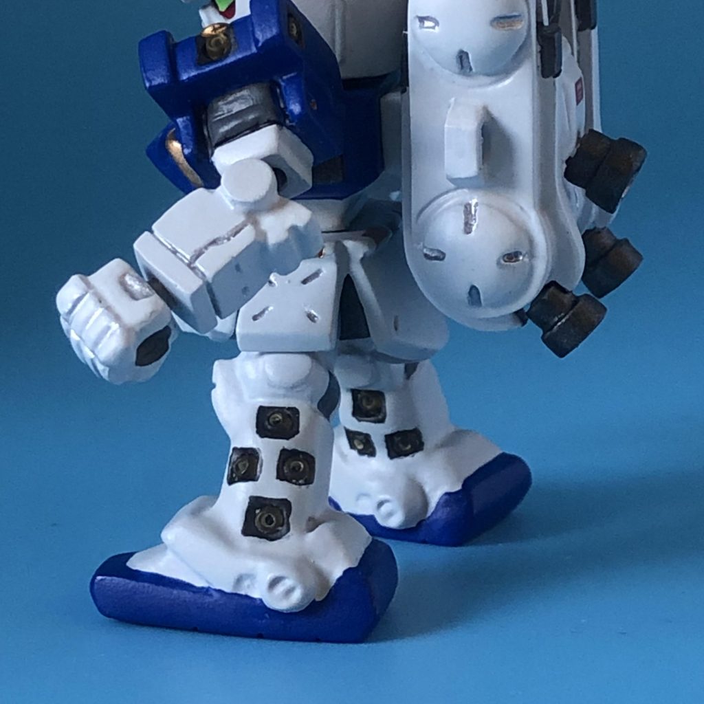 足は【ガシャポン戦士DASH】フルアーマーガンダムの物を加工。陸戦型ガンダムより太く力強くなりました。