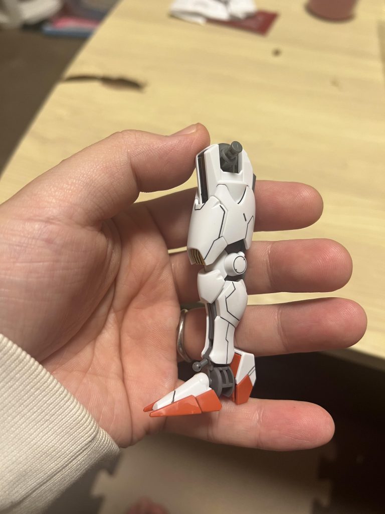 足のスジボリ。スジボリって難しいし、センスがなくて困る……