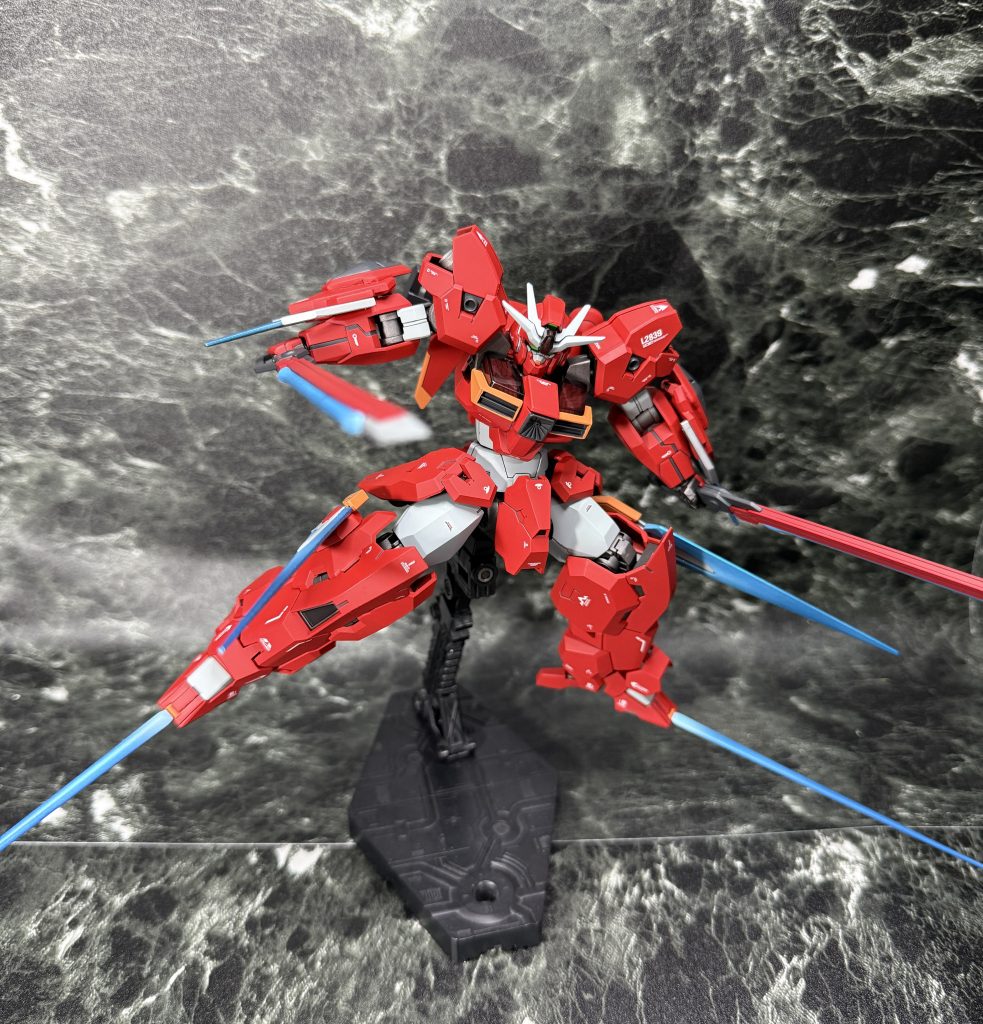 全装備展開の阿修羅モード(仮)。ビームブーメランはハードポイントにマウントしたまま発振が可能で、間合いを詰めて8本のビーム刃で敵を斬り刻みます。