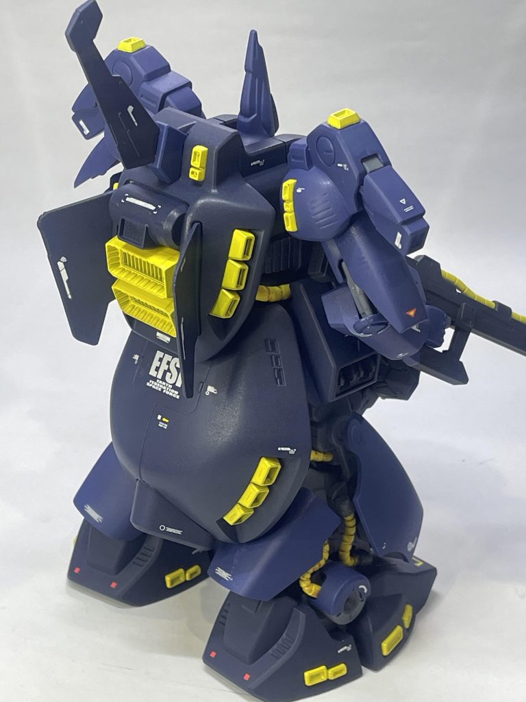 フォルムが特徴的なのでいつものカラーリングだと合わないかなと思い、ボディは濃青ではなく紫を主張した色に調色して塗装してみました。