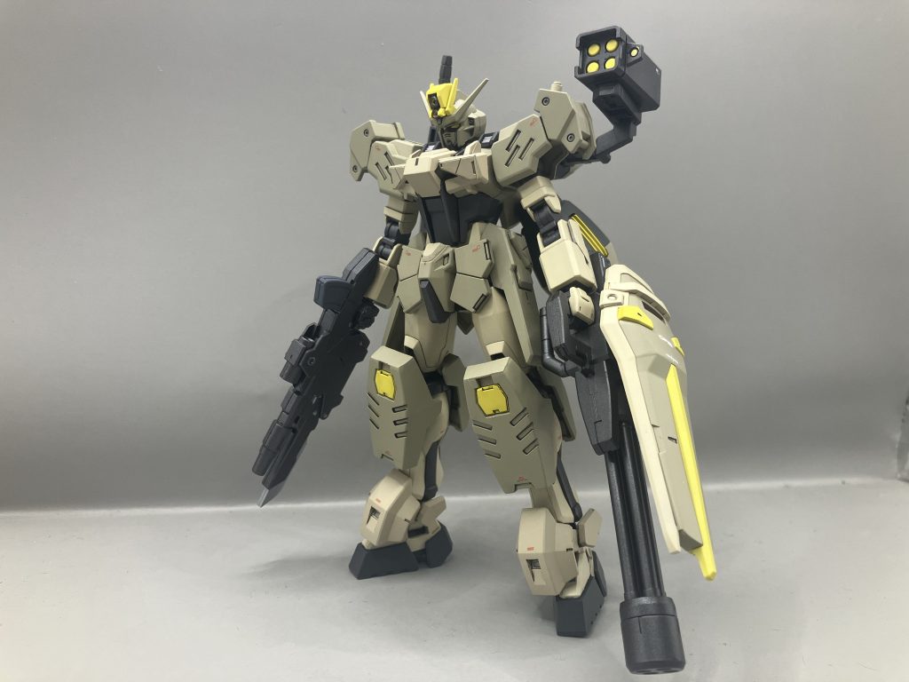 胸部の増加装甲はエントリーグレードのビルドストライクエクシードギャラクシーのパーツを使用。ビルダーズパーツのMSアーマーを接着し増加装甲感を高めています。腰部のフロントアーマーはHGデュナメスの物を使用、サイドアーマーはHGBFライトニングガンダムの物を使いました。