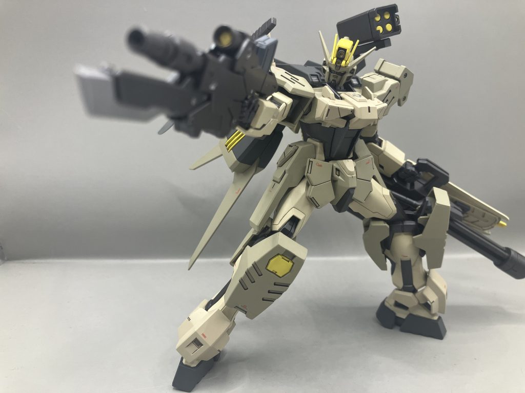 脚部のアンクルガードはHGデミギャリソンの余剰パーツを接着しています。