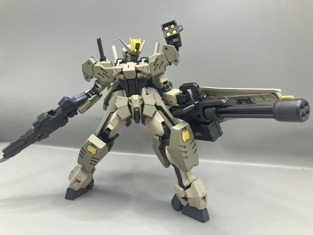 ガトリングガンはルブリスウルの物を装備。シールドはEGストライクの物を取り付けています。