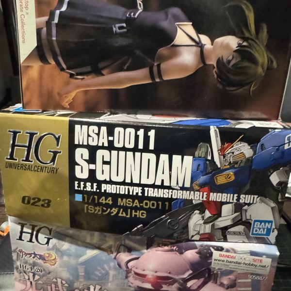 瞳の処理をどうしようか悩んでいたら、先日ブッコフで衝動買った「HG 1/20 光武・改」の「真宮寺さくら」のデカールが使えるんじゃね？？と偶然な感じで僥倖。あと奥に見える「三叉槍」は同じく衝動買った「葬送のフリーレン」にでてくる「ユーベル」のフィギュアをやはりブッコフで衝動買ったので、「杖」を作ってやろうとランナーでイメージ掴んでるとこ。あともう一つ同じく衝動買ったガンプラがあるけどこっちはやや後回しだな。（3枚目）