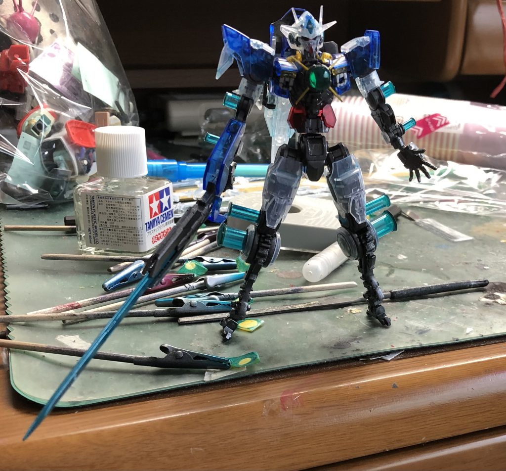 コンデンサーの塗装直後の姿。制作部屋が汚いのはご了承ください。