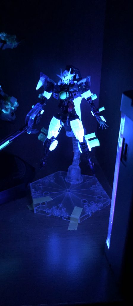 ブラックライトを照らすとクリアパーツと塗装箇所が発光。これを再現したいがためにクリアバージョンをベースにいたしました。