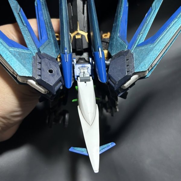 機動武闘伝Gガンダムからネロスガンダム×ガンダムヘヴンズソードのオマージュとしてオリジナル機製作してます本体はまずネロスガンダムオマージュ部分は剣闘士の甲冑のトサカを追したり肩にリベットを貼り足にはラインストーンシールを装飾として貼りました後はヘヴンズソードオマージュ武分はは足をGエルスにしてバックパックをライジングフリーダムガンダムにして差し替えなしで鳥風の可変をできるようにアレンジしてます（4枚目）