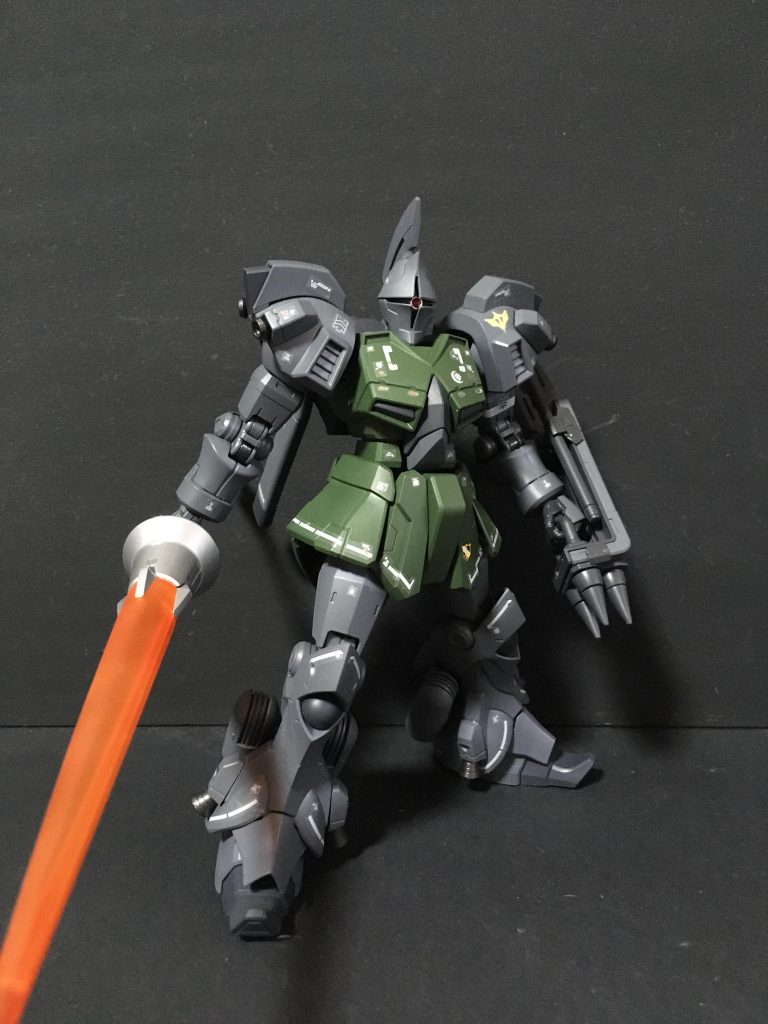 脚部にギャンのバックパック+ギャンクリーガーの肩バーニアーを追加して高機動型感を強くています。頭部のツノはRギャギャのトサカに変更しています。隊長機ということでトサカは他キシリア部隊機の雌鶏タイプではなく雄鶏タイプとしました。