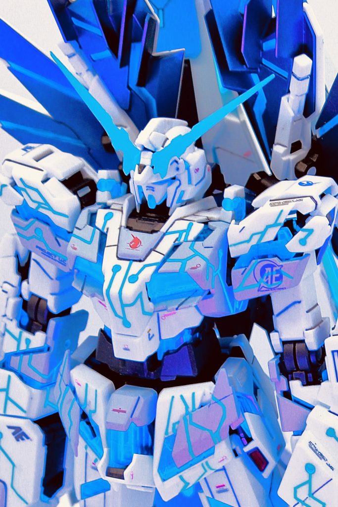 ブラックライトを照射し、蛍光塗料を光らせてサイコフレームの光を表現