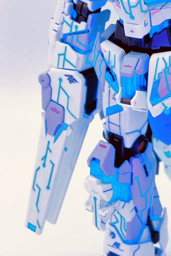 デストロイモードにより各パーツが展開することで彫ったスジがズレます。それにより複雑な線となり情報量が上がるかな?と意識し、ユニコーンモードの状態で彫り進めました。