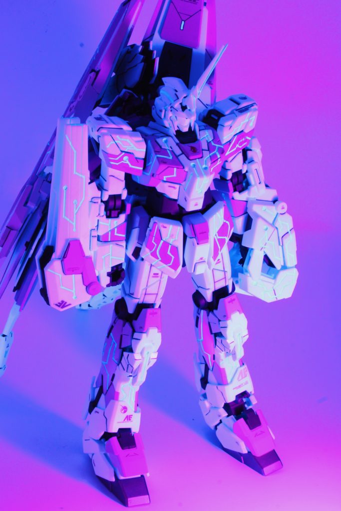 照明を消してブラックライトのみを照射するとまた違った趣になります