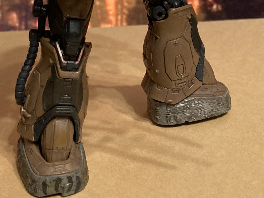 スリッパはパテを塗り、ツェメリットコーティングを再現しました。狼の爪マークは手書きです。