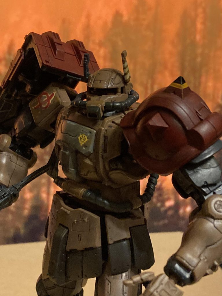 ジオンマークは市販品の水転写デカールにしました。