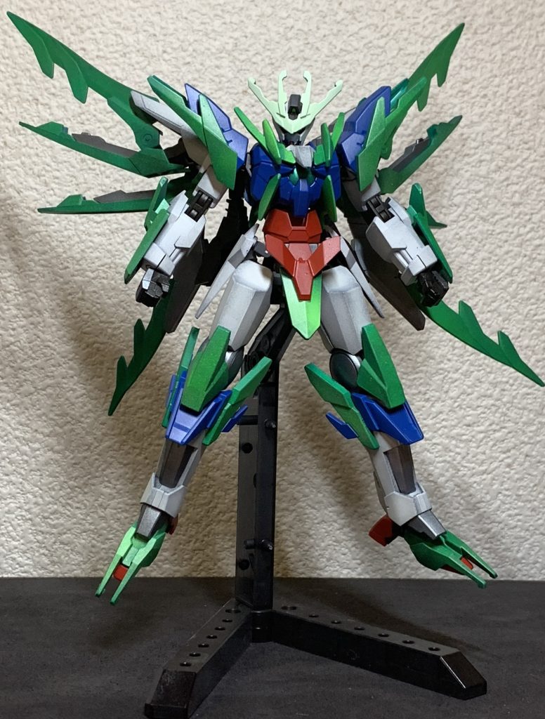 今回はグラデーション塗装しました。モナカになってるところで色の差が出てしまっているので今度からは組んでから塗ろうと思います。今回もバックパックがかなり邪魔になります。