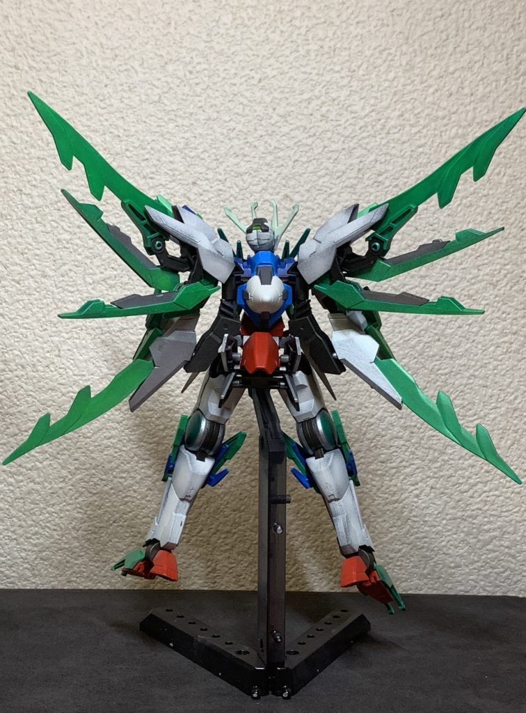 後姿GNドライブが単色で寂しかったので気合いで塗り分けしました。GNドライブは大事だからね