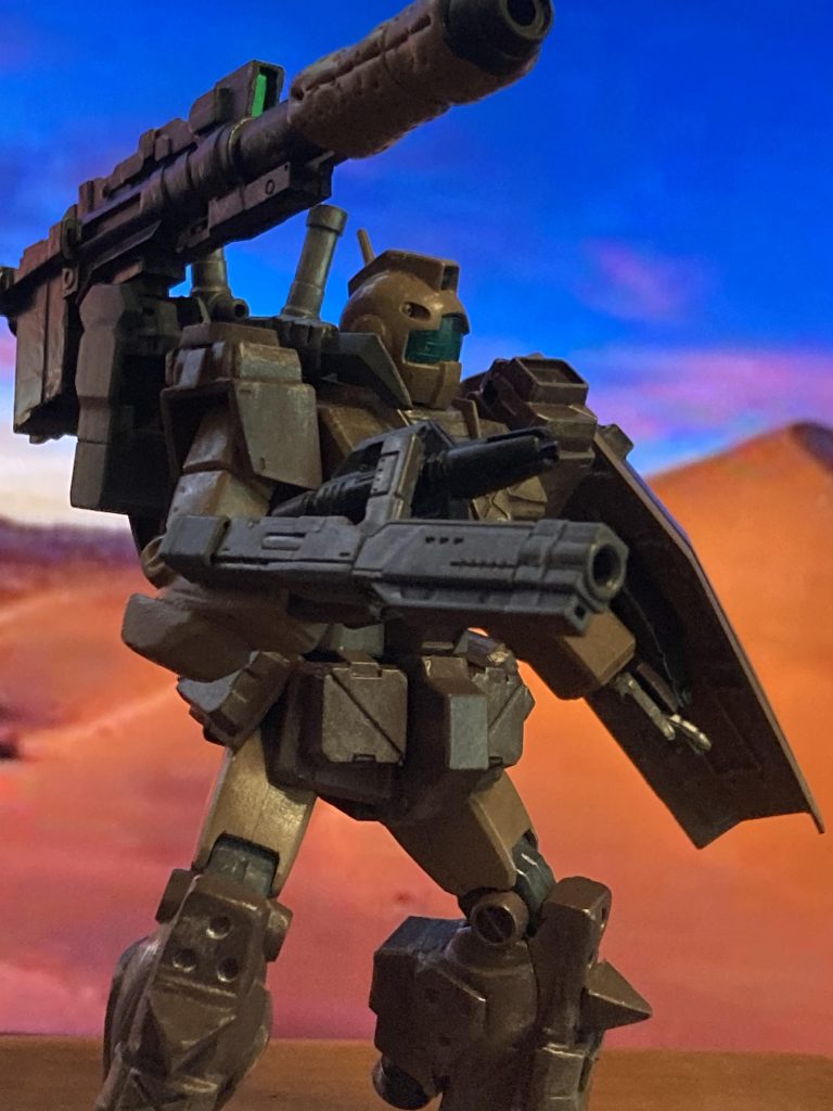 右手には展開式のハンドガン(コトブキヤパーツ、装甲類も‥)です。