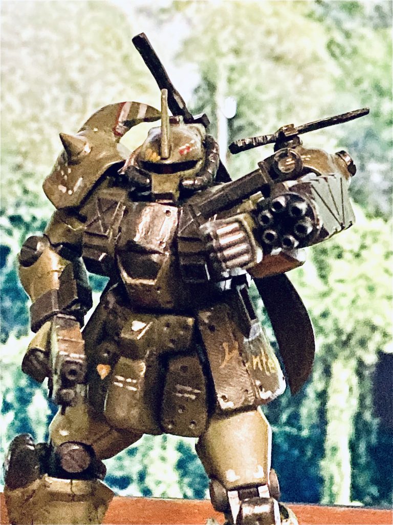 グフハンターなる機体を初めて今回知りまして、まあグフカスタムを現地でいじって改修してきましたよー。って風に。左手のマシンガンは密林ではショートバレルでないと使いにくいですからね。ジャンク品やコトブキヤパーツで作成です。