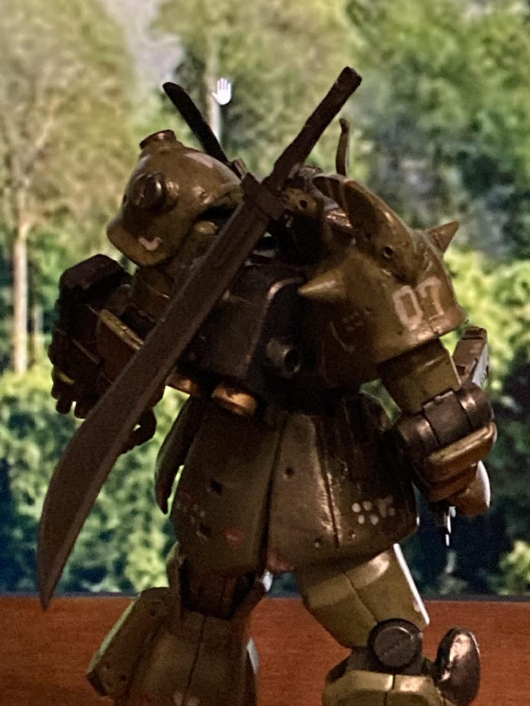 サーベルはネオジム磁石で背中にマウント。