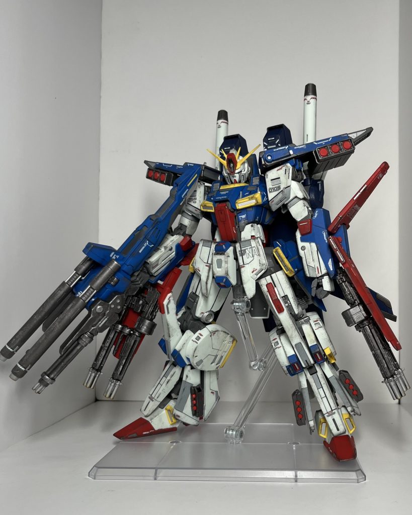 実弾武装を追加してます。肩部ミサイルポッド脚部グレネードビームガトリング 