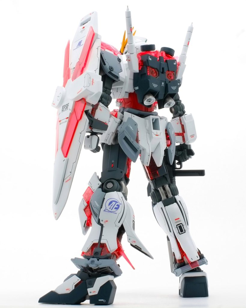 ブルーバイオレットに若干色味を変更したコアファイターのカラーに合わせたアナハイムマークバーニア内部には精密パーツをセットしてディティールを高めています各所に0.3ミリプラ棒を加工したレッドポイントセンサーディティールはいつもの通り(大好きなんです)ビームサーベル持ち手先端にはアンテナ?のようなセンサーディティールを追加し実機感を