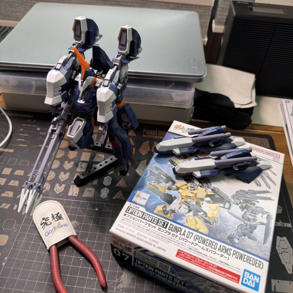 Started building HGUC Barzam (AOZ version) with Hambrabi II (Aqua Barzam) equipments. First thing to do was - looking for the connector between the twin Aqua missile/booster parts and the body. Turns out I managed to find the right-sized one from recent Bandai Builder Parts. Looks better now! （3枚目）