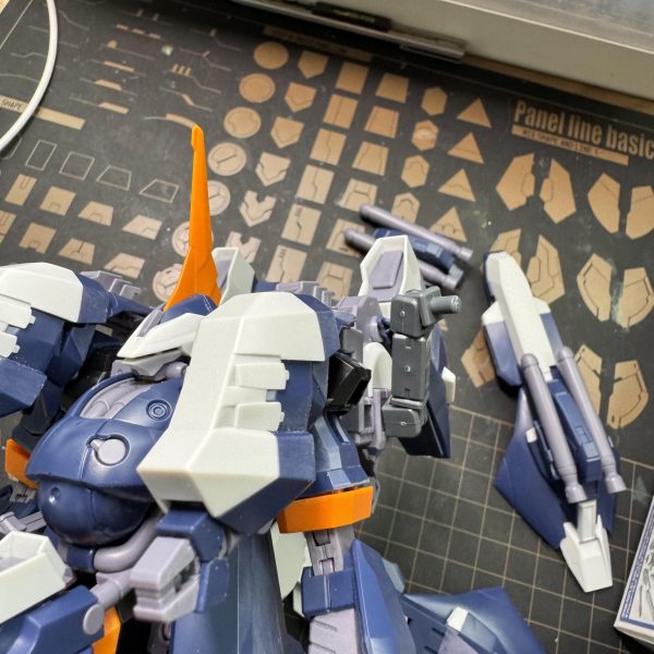 Started building HGUC Barzam (AOZ version) with Hambrabi II (Aqua Barzam) equipments. First thing to do was - looking for the connector between the twin Aqua missile/booster parts and the body. Turns out I managed to find the right-sized one from recent Bandai Builder Parts. Looks better now! （4枚目）