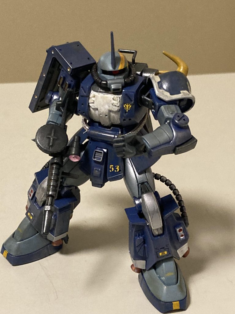 手甲にはスパイクがついています。