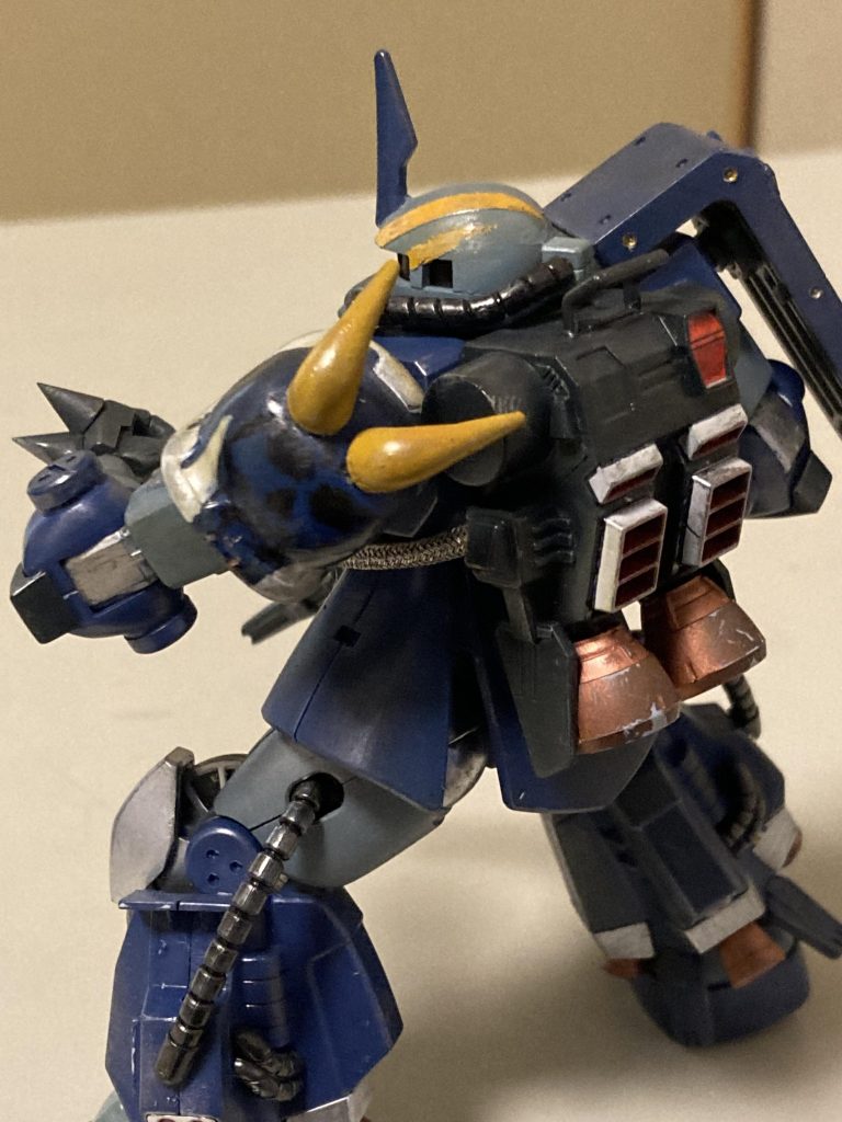 頭部のブレードアンテナは設定でも少し長めに感じたので、長くしてみました。左肩ドクロも独特のマーキングで、手書きに挑戦しましたが、周りと色が被り目立たないですね💦