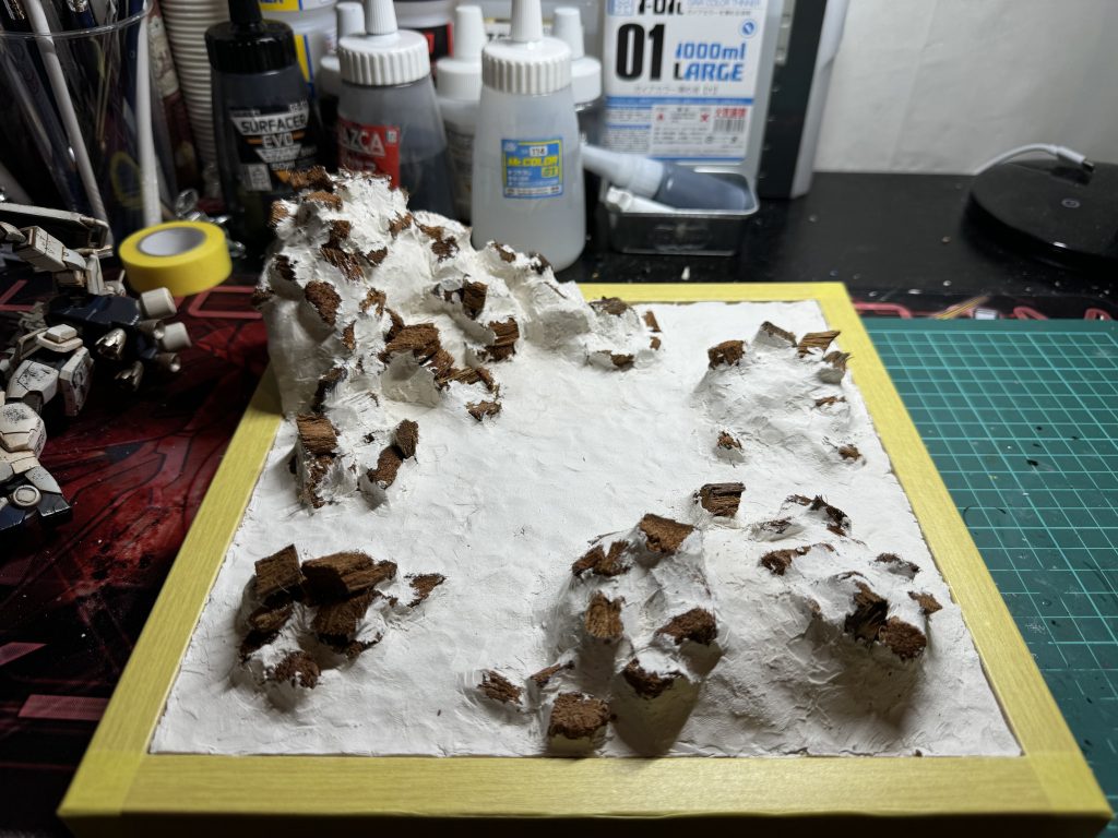 石粉粘土とウッドチップでおおかたの岩を表現