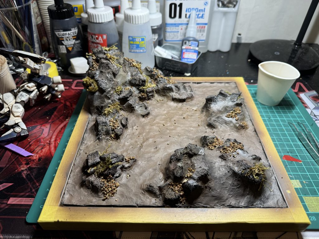 100円ショップで購入した、バーミキュライトと藻を生やして、より自然に表現！