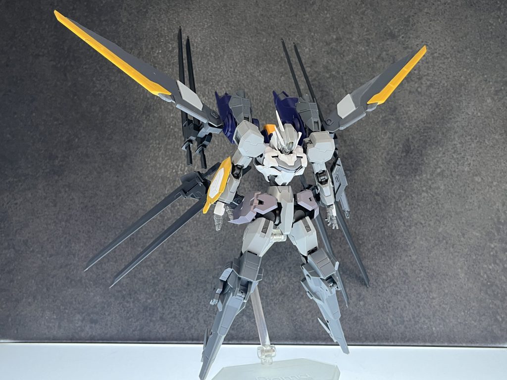 最終的には8本に…なったんですが、バランスが悪いので4本になりました(zaku-kao4)脚部も変更してます。