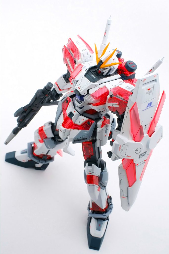 顔前の視線の集まるポイントには角プラ棒工作でフレームディティールを新造今回カラースキームは珍しく大幅に変更はしていません例によってブルー部はブルーバイオレット寄りにふりました(好きなんです)ライトグレー部も少しグレーにふってます