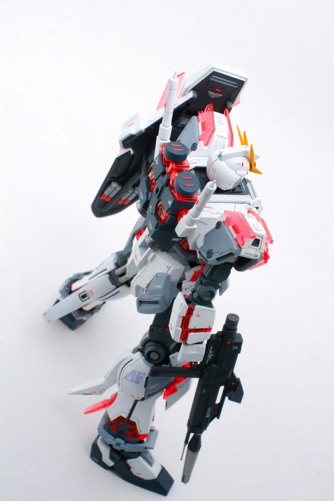 頭後ろの濃いグレー部にも点検用ハッチを彫り込みました常にテーマに「実機感」があるので点検する「人」を連想させるようなディティール、意味のあるコーションデカールの位置取りを意識しています