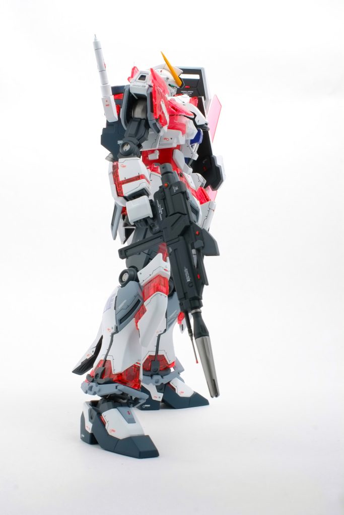ビームライフルはメタリック、グレー2色で塗り分けスタビライザーセンサーパーツを新造シールド裏も肉抜き埋め、塗り分け抜かりなくフェイス頬装甲裏、おでこのセンサー周り、肩装甲裏、スカート裏など影色を塗装し重厚感を