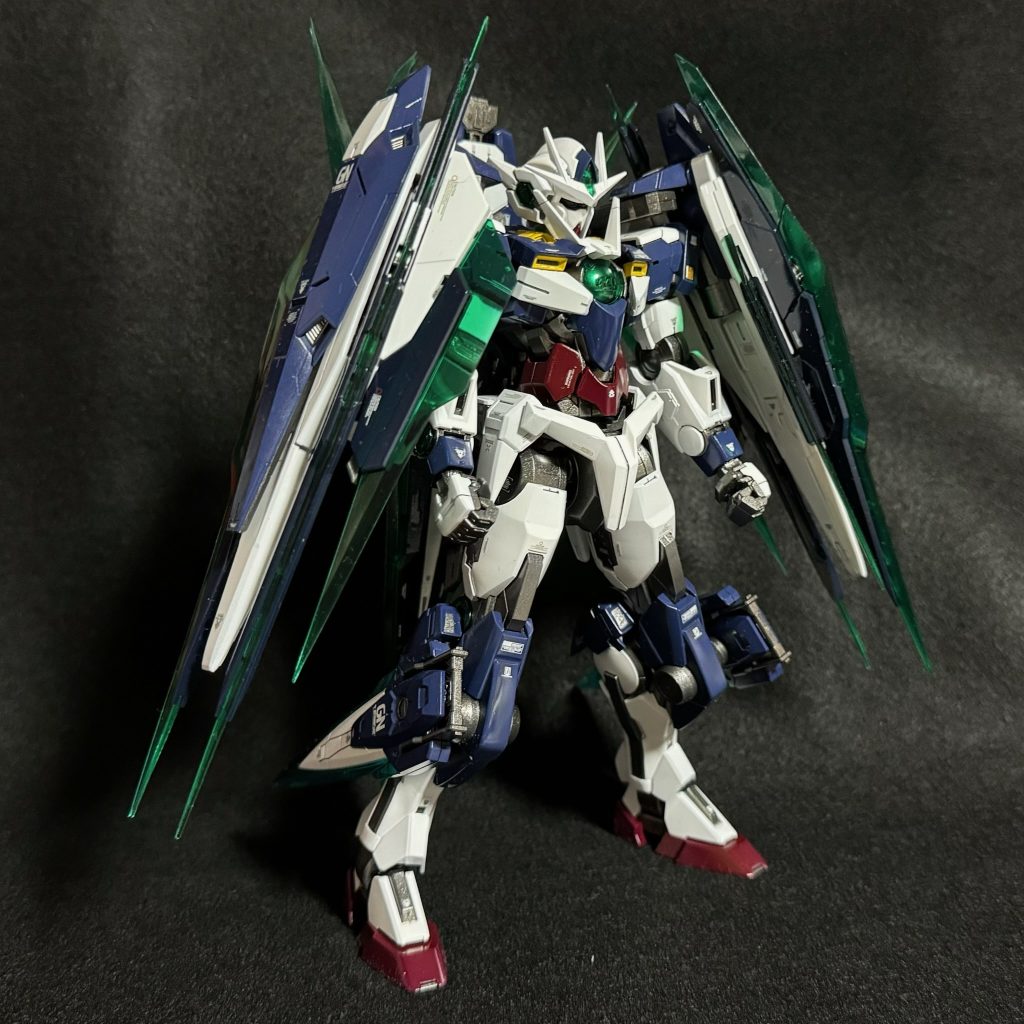 斜めから。足はほぼダブルオーです。写真だとちょっと分かりにくいのですが、膝部分のフレーム?はクアンタに差し替えてクリアパーツを増やして、膝のGNカタール接続部分はちょっと切るとクアンタの膝裏パーツが付けられたのでそうしています。