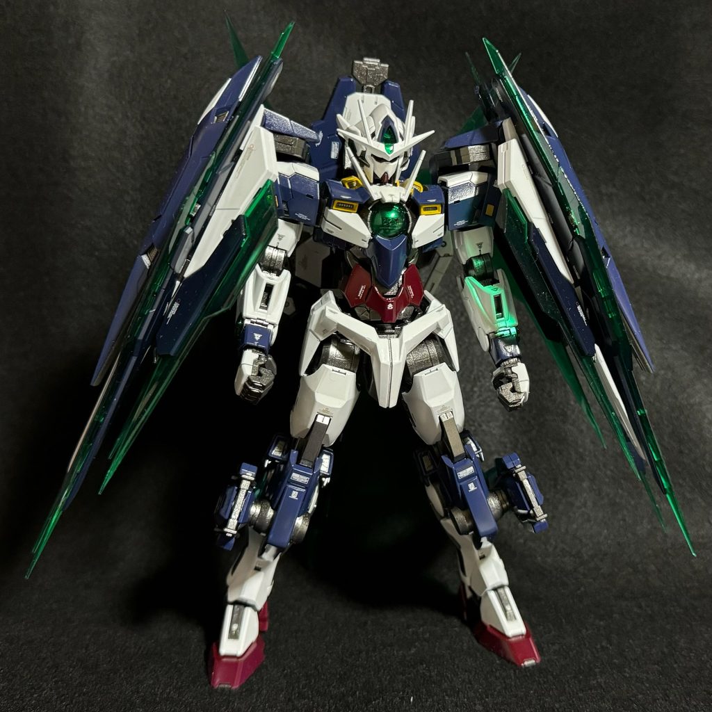 前面から。足だけがほぼダブルオーガンダム7S/Gですが、それ以外はほぼクアンタです。バックパックは通常のクアンタのバックパックの側面を切って両方にシールドをつけられるように改造と、上部の凹みにフルセイバーの基部を接着しています。色は全体的に暗めに変更してみました。