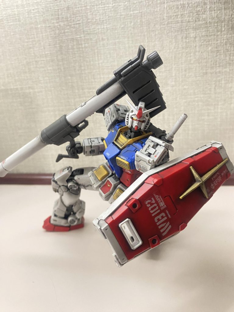 顔が童顔で可愛い。可動範囲が広い。しかし、このRG付属デカールが技量の無い私には難しい。そして時間もかけられない為にデカールのフチのラインは見てみぬふり(ノ_＜)