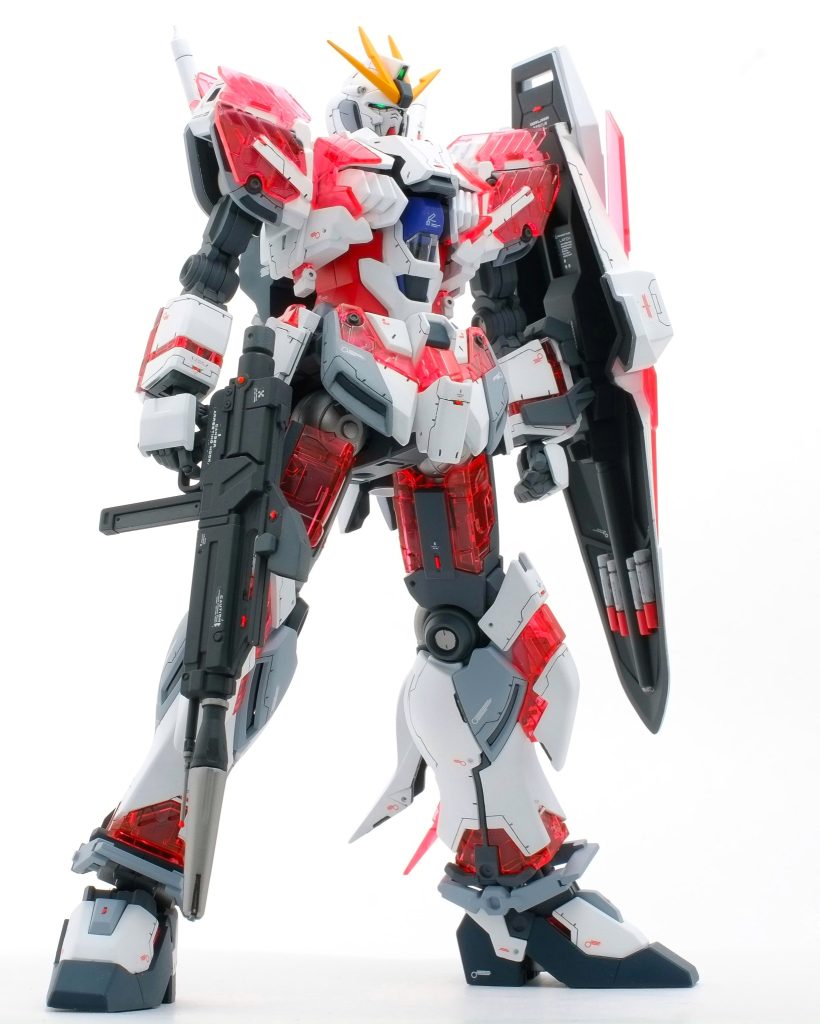 プロポーションの改修としては元々足が長くカッコ良すぎるキットなので足の延長はなし胸部、腰部、首で計4〜5ミリの延長で上半身の寸詰まり感を解消していますフトモモ裏にバーニアがある関係でS字で立たせるのに若干難があるため膝を鳥脚化加工して素立ちが決まるよう調整してあります