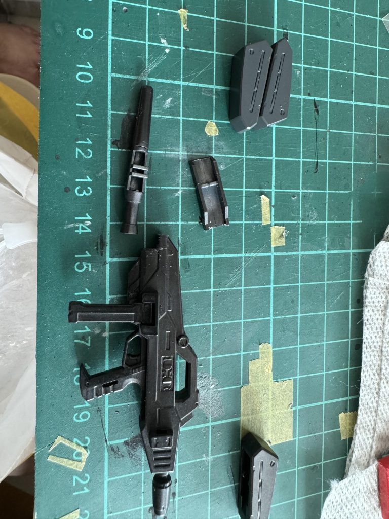 今回の目玉?である試作型ビームライフルです。とはいえマークⅡのビームライフルをぶった切り、Eパックをニコイチにしてくっつけただけのお手軽改造です。