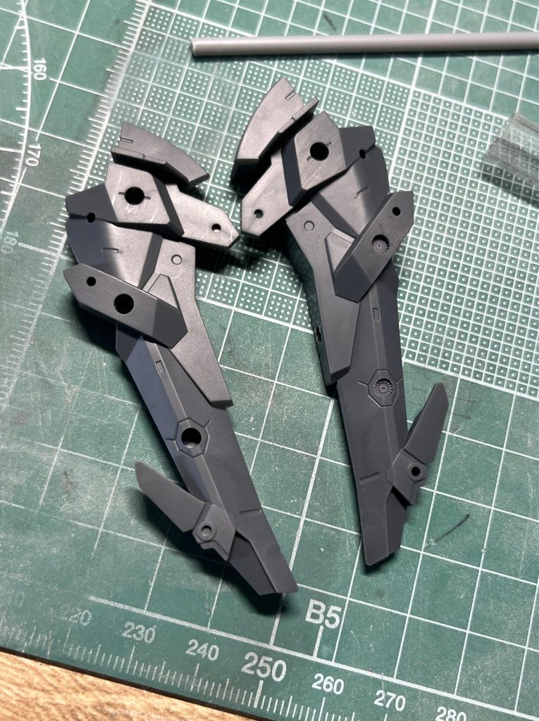 脚部は30MM産なので、3mmにディテールアップパーツを仕込んでいます。