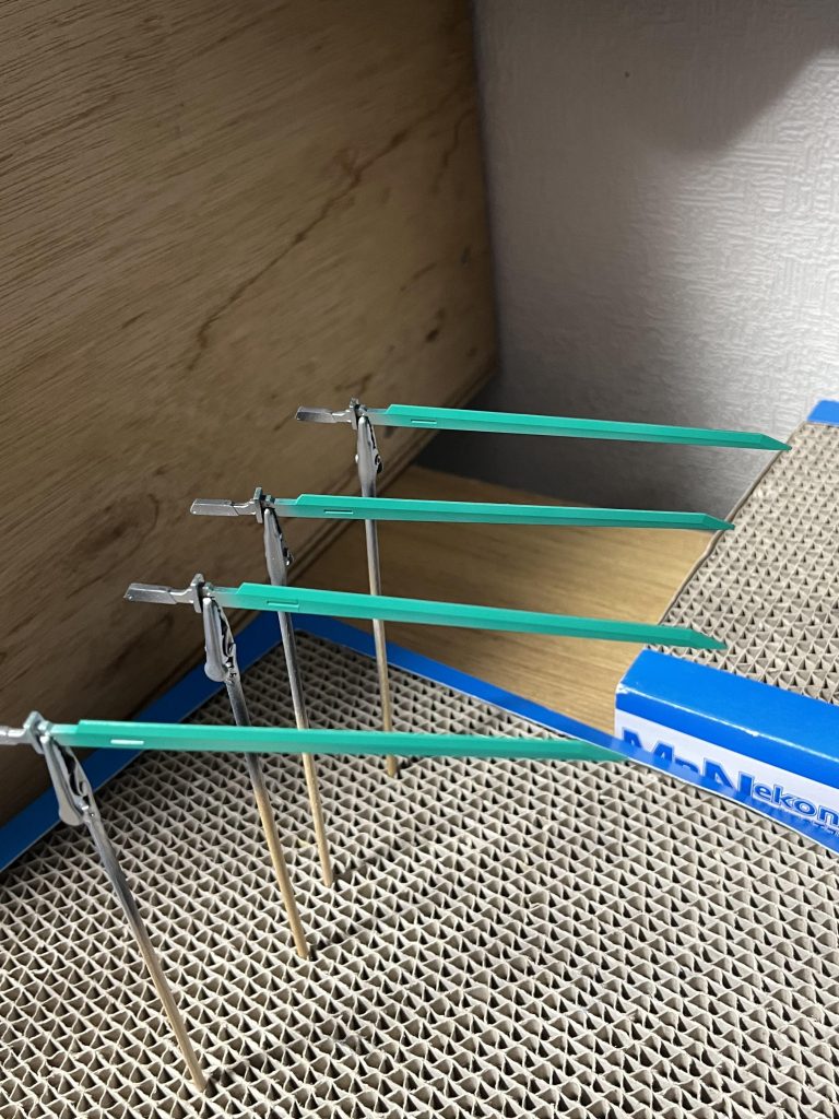 ブレードの塗装状況です。コチラは境界戦機から流用しています。元々が1パーツ整形なので4色塗り分けるのが大変でした笑