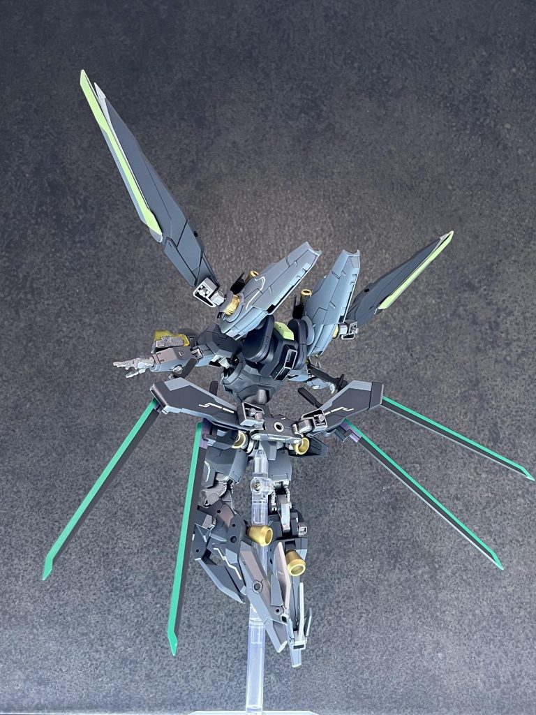 フロント&リア毎度お馴染みの全体に広がるようなシルエットで構成しました。カラーリングもロービジメインにビビットカラーをアクセント、地味すぎず派手すぎずのいい塩梅(?)かと。