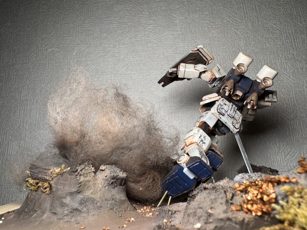 まずは、高機動型ということでバックパックをフル改造！タンクを乗せたくさんのバーニャで高機動化を再現致しました。