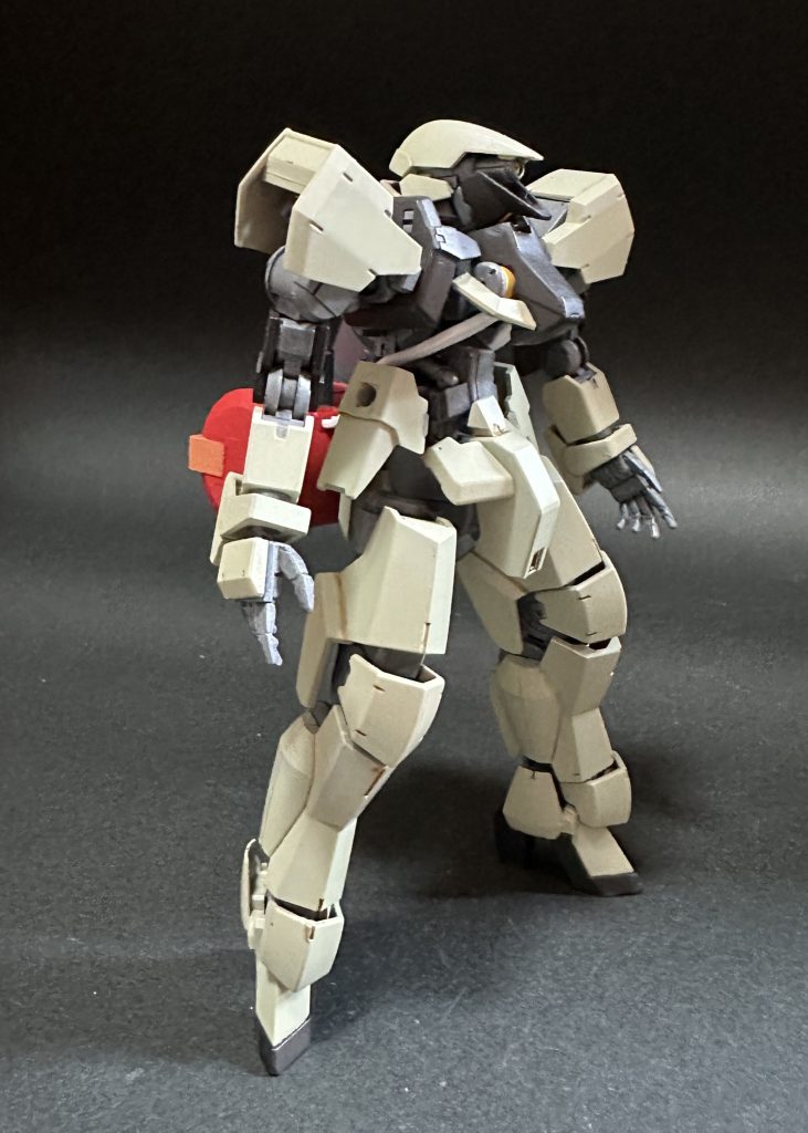 ノーマルの腕をつけてみました。これもまた、グレイズに似合う色だなぁ。プラモデル完成品 2024 その81