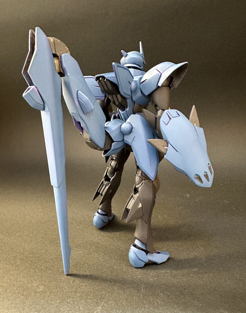 単色で塗るのが難しいなぁと思って続けているヴェイガン系の機体ですが、すこうしづつ表情をつけられるようになってきた気がします。