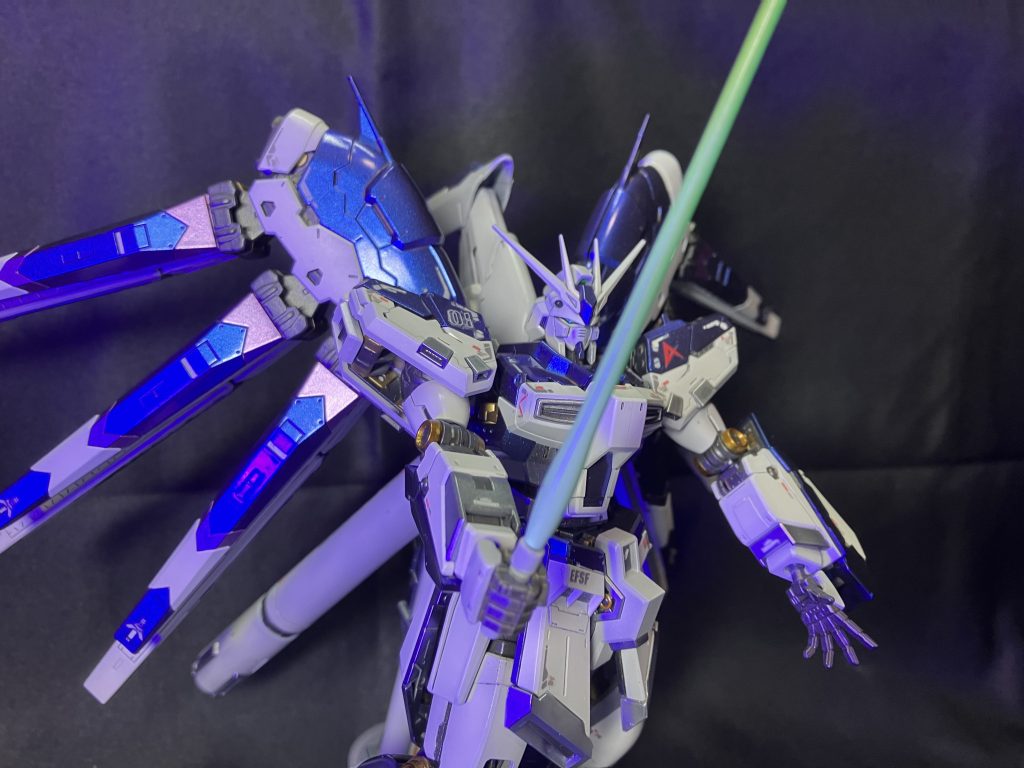 サーベルは蛍光色を吹いているので光りますファンネル展開はエフェクトパーツを持ってないのでなしです(転売ヤーへの怒り)